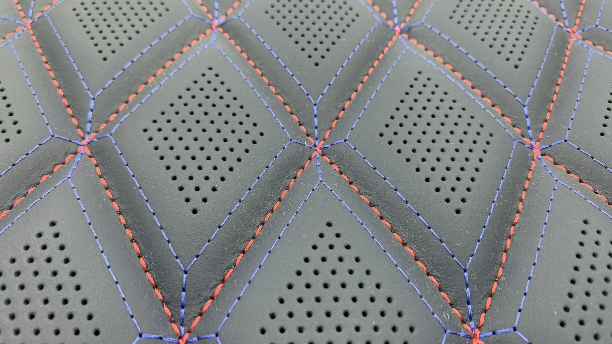 haftowany panel z geometrycznym wzorem